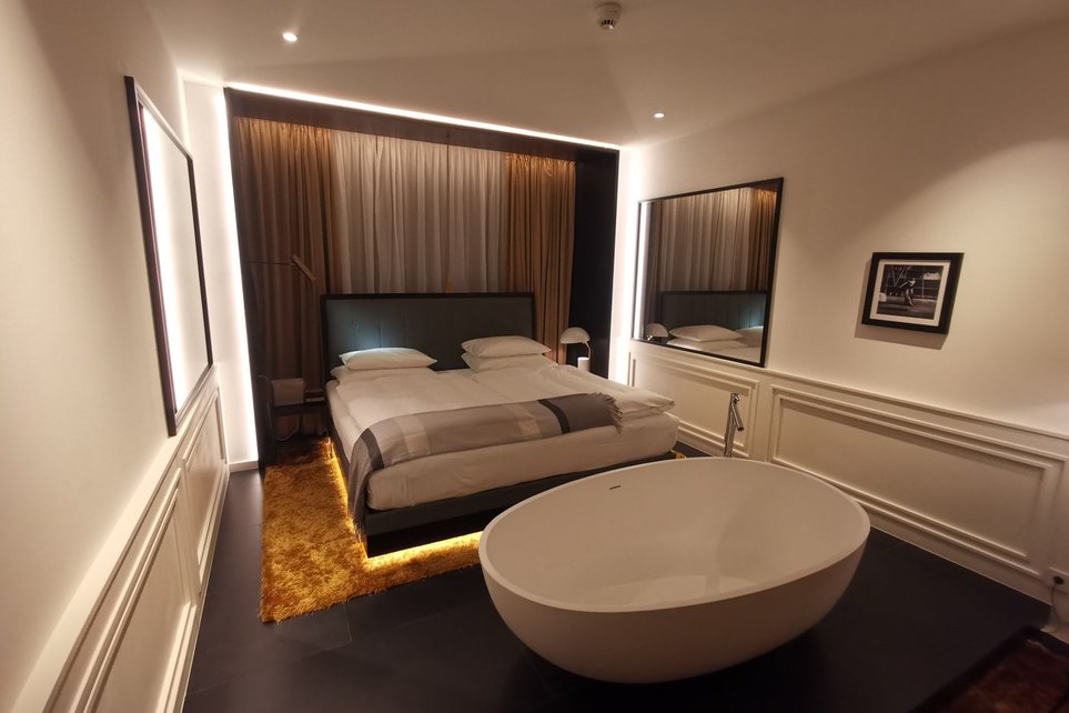 Hotelzimmer mit Badewanne